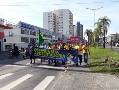 Ceramistas na greve geral em Criciúma. Mais de 500 pessoas participaram do protesto