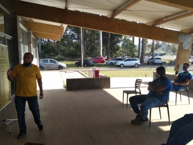 Sindicato conversa com os trabalhadores nas empresas