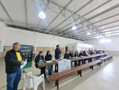 Em ação do Sindicato, diversas empresas estiveram ofertando vagas para ex-funcionários da Dexco nesta quarta-feira                               